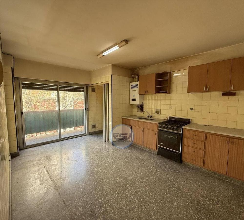 4-ROOM APARTMENT FOR RENT IN FLORES WITH A FRONT BALCONY