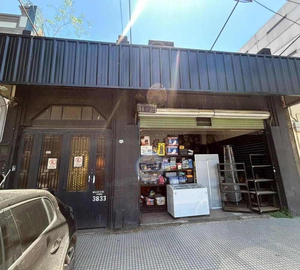 COMMERCIAL SPACE OR STORE FOR SALE WITH RESIDENTIAL UNIT IN FLORES TEXTIL; SUITABLE FOR DEVELOPMENT ON AV. GAONA AND CUENCA