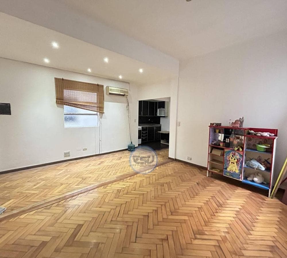 2-room apartment for rent in Caballito, up a flight of stairs, a few meters from the subway