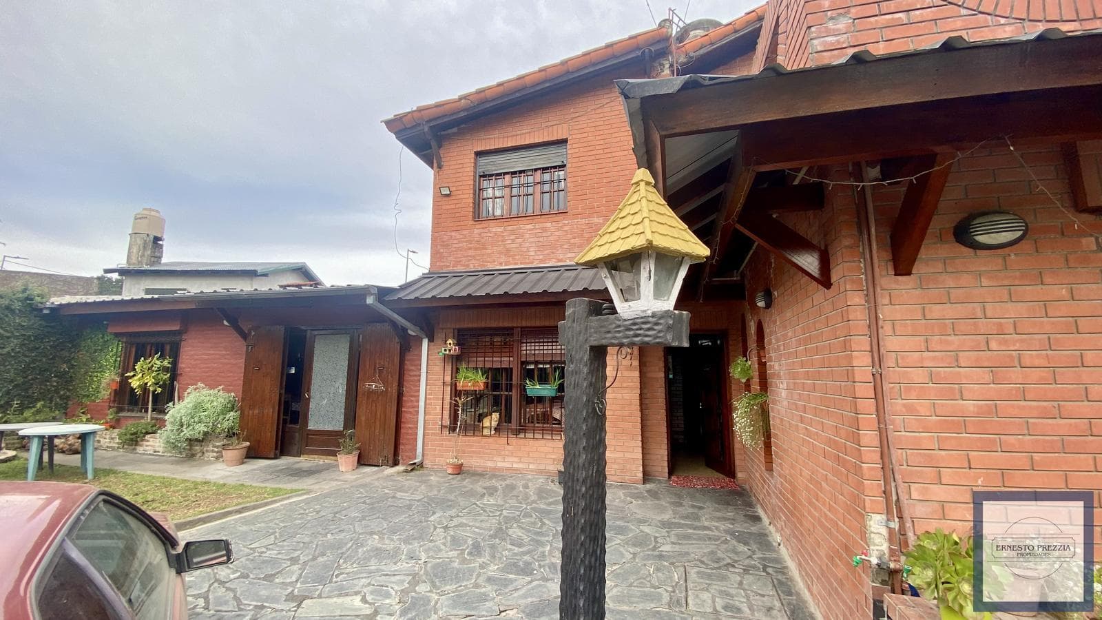 4-Room House for Sale in San Isidro with a Garden, Outdoor Dining Area, and Grill