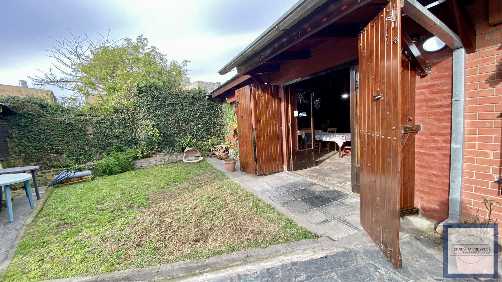 4-Room House for Sale in San Isidro with a Garden, Outdoor Dining Area, and Grill