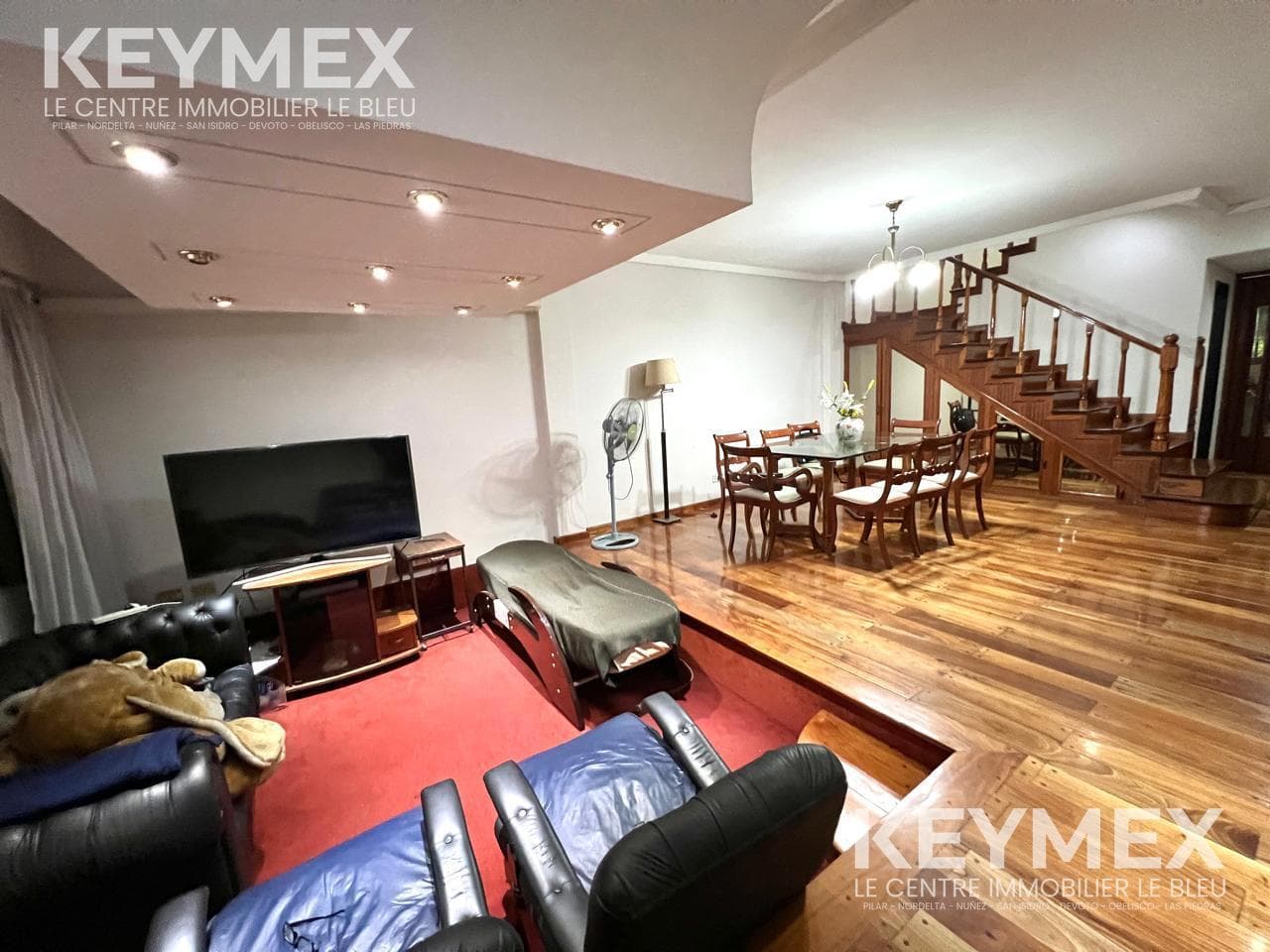 2-story house with 4–5 rooms, featuring a garden, heated pool, outdoor dining area, grill, and garage. Villa del Parque