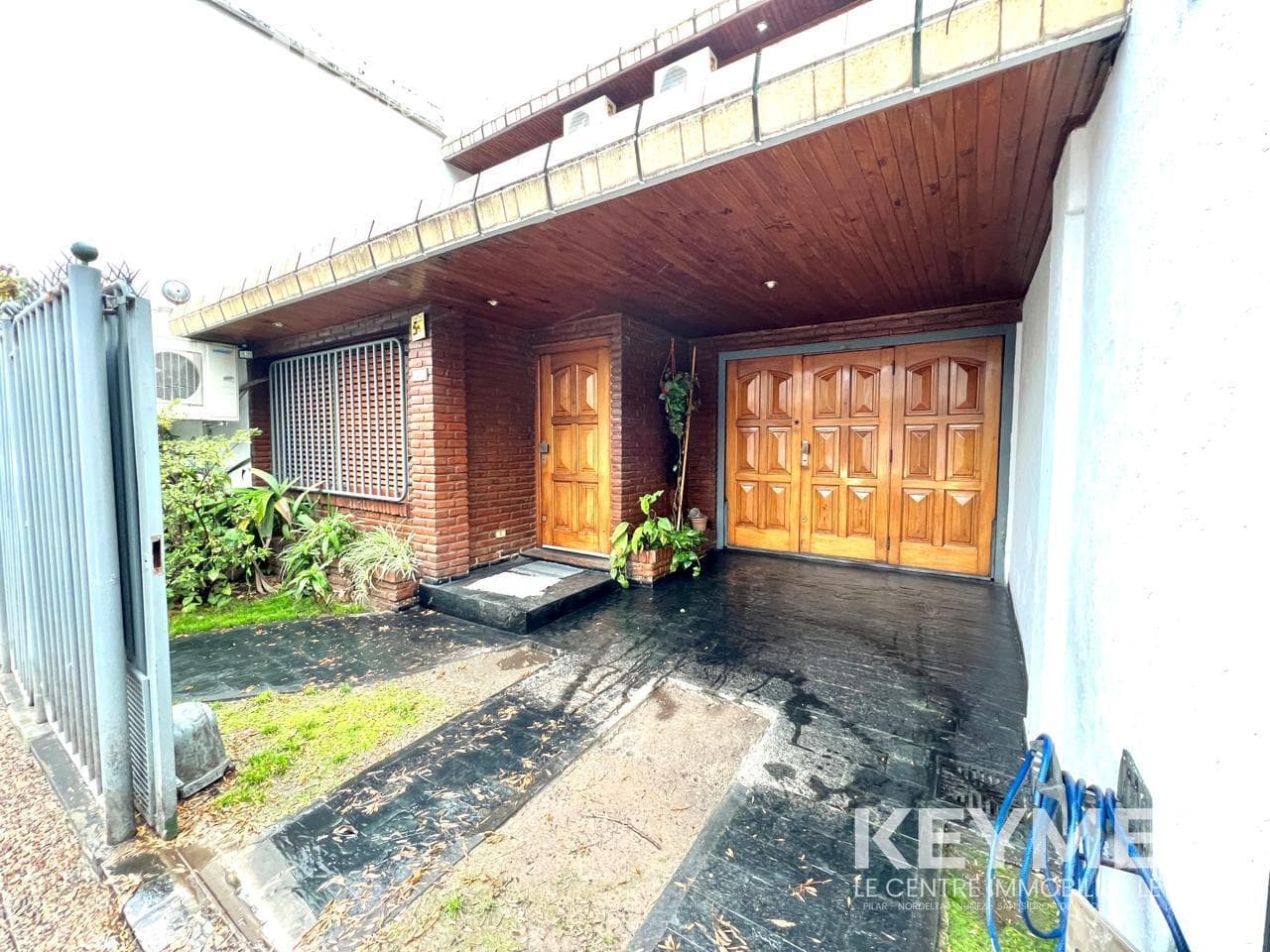 2-story house with 4–5 rooms, featuring a garden, heated pool, outdoor dining area, grill, and garage. Villa del Parque