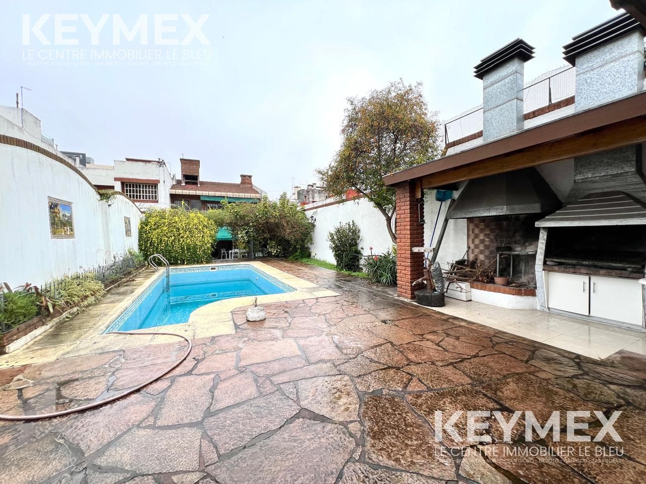 2-story house with 4–5 rooms, featuring a garden, heated pool, outdoor dining area, grill, and garage. Villa del Parque