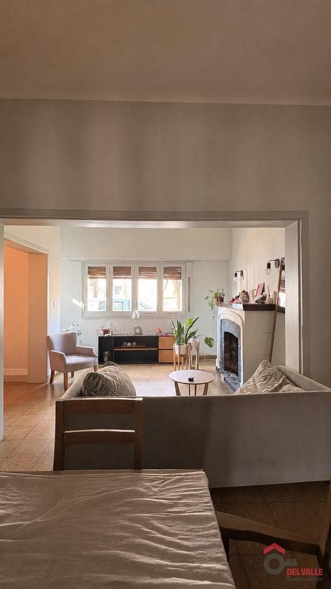 House for sale, Pehuajó, downtown, with a pool, barbecue area, garden, garage, and 4 bedrooms.