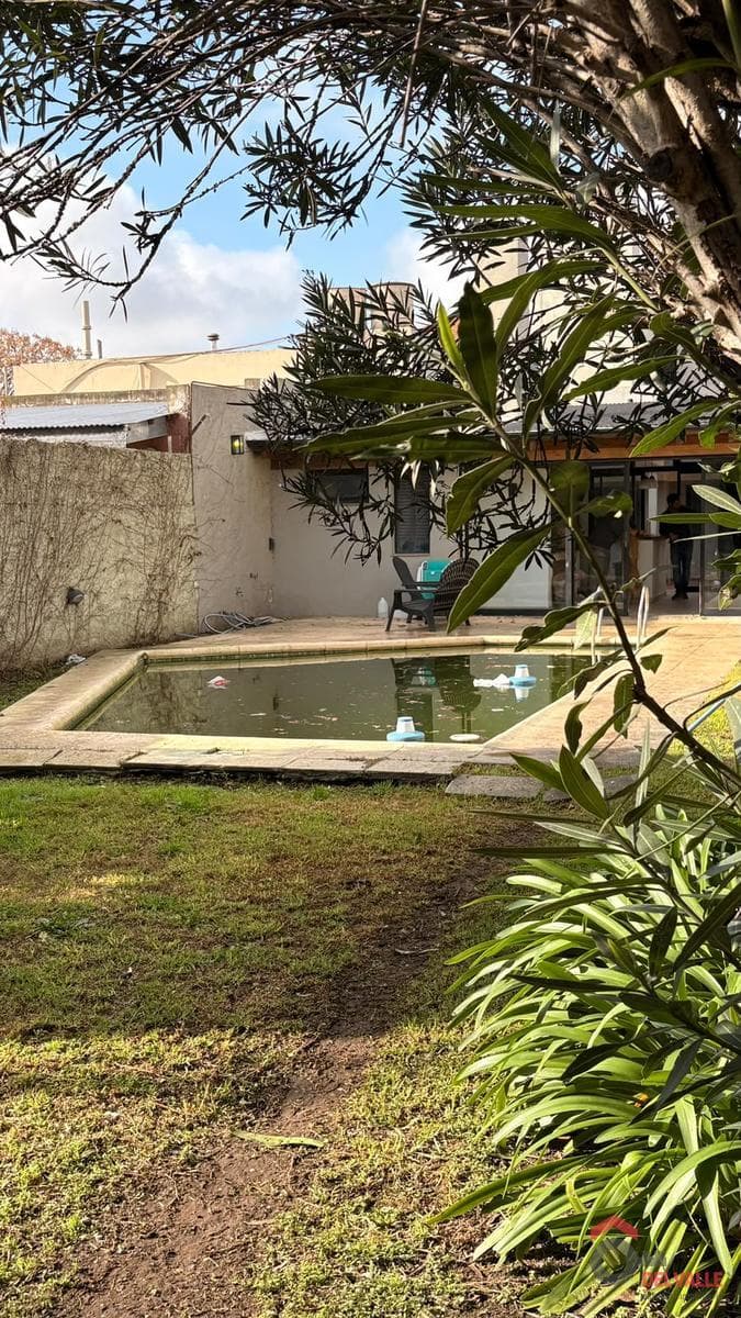 House for sale, Pehuajó, downtown, with a pool, barbecue area, garden, garage, and 4 bedrooms.