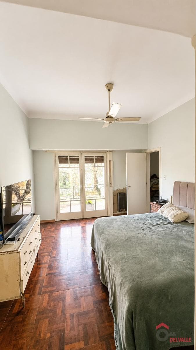 House for sale, Pehuajó, downtown, with a pool, barbecue area, garden, garage, and 4 bedrooms.