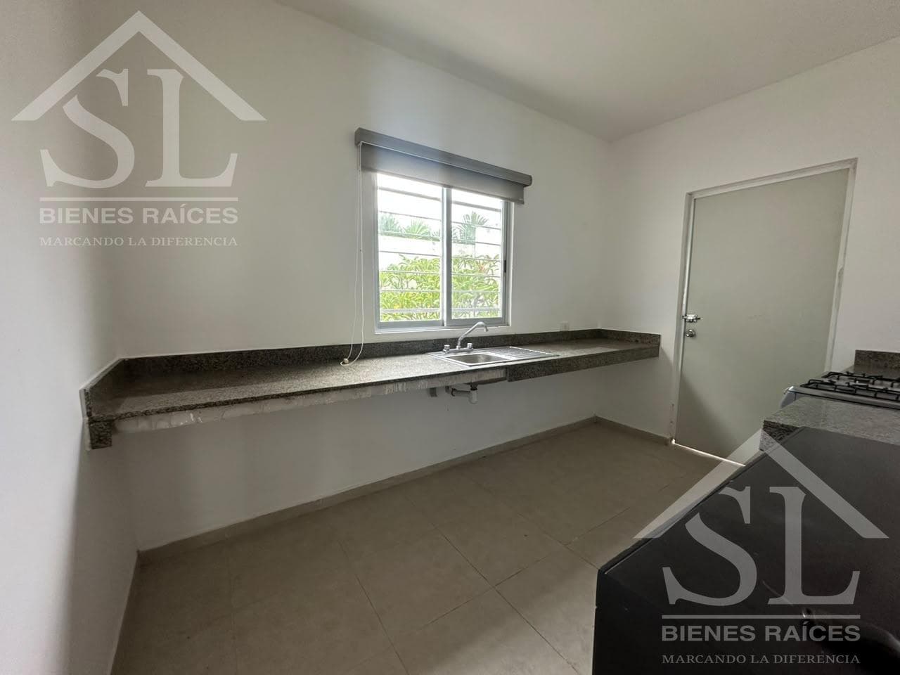 House FOR SALE IN JARDINES DE CONKAL