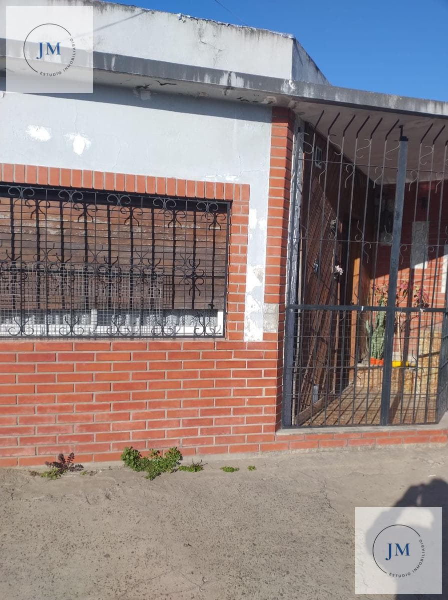 2-Bedroom House with Patio/Garage | Excellent Location | East Lanús