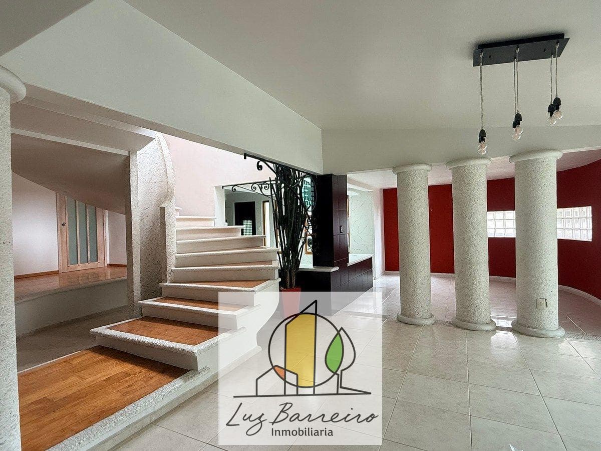 House with a garden, spacious rooms, and excellent natural light