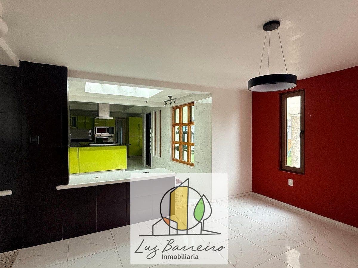 House with a garden, spacious rooms, and excellent natural light