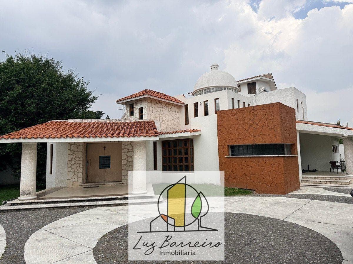House with a garden, spacious rooms, and excellent natural light