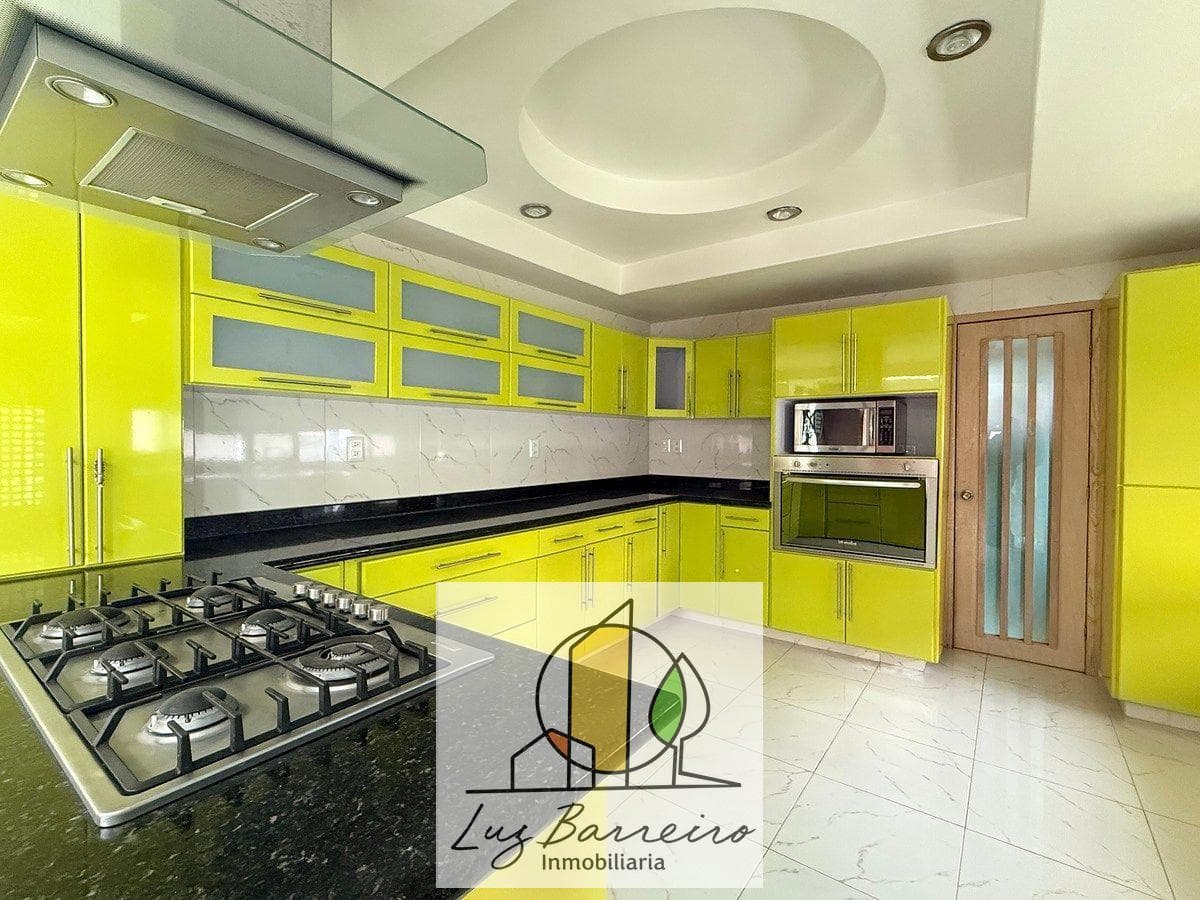 House with a garden, spacious rooms, and excellent natural light