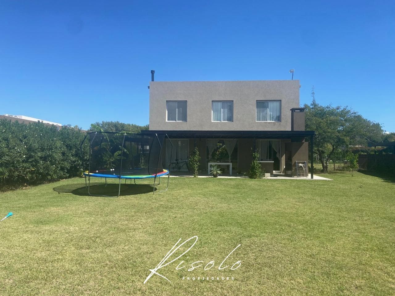 Casa en Alquiler. 3 dormitorios. Pileta. Jardin. Parrilla. Barrio Cerrado, Escobar