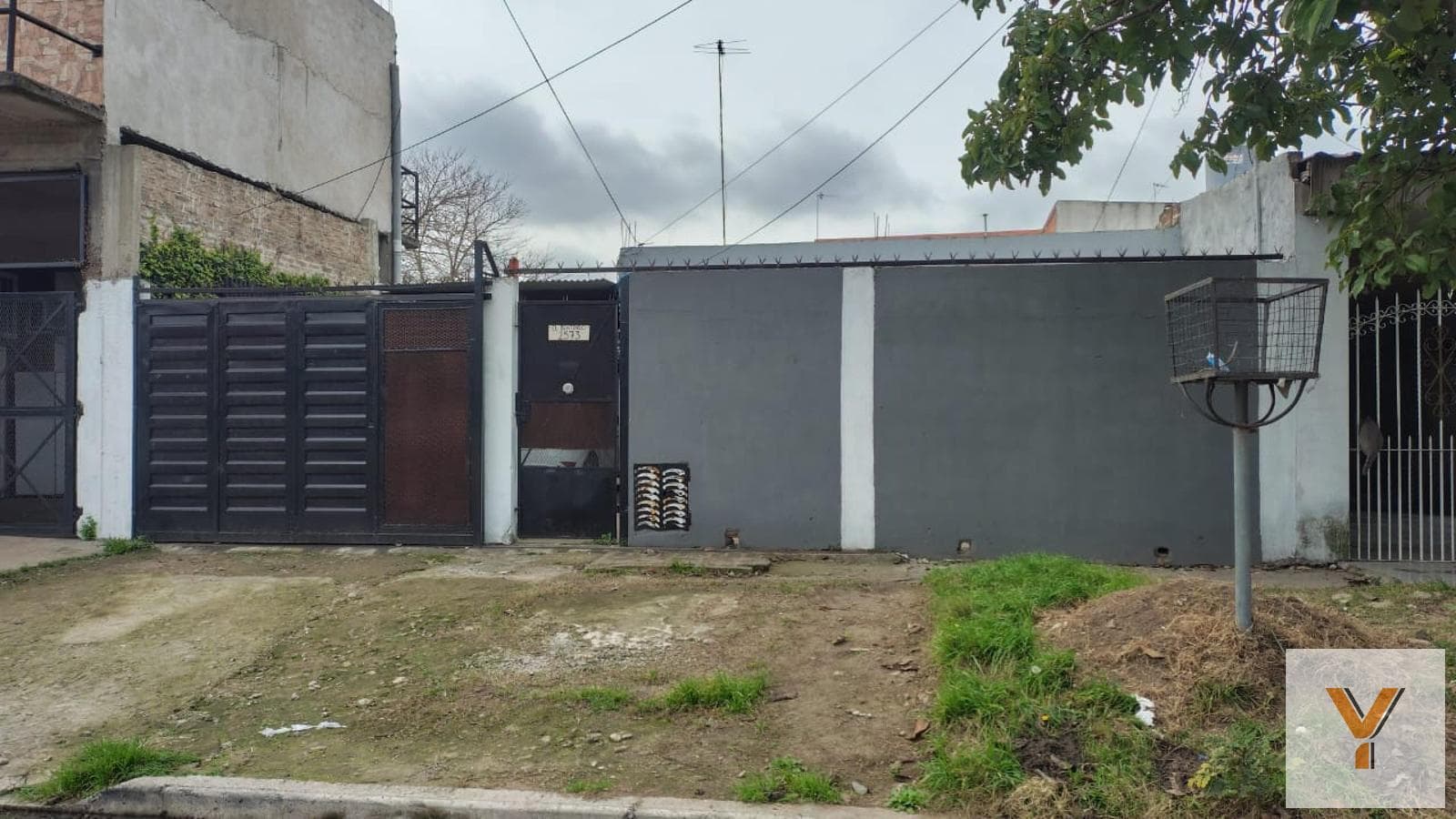 House for Sale - 4 Bedrooms, 2 Bathrooms - 300 m - Almirante Brown