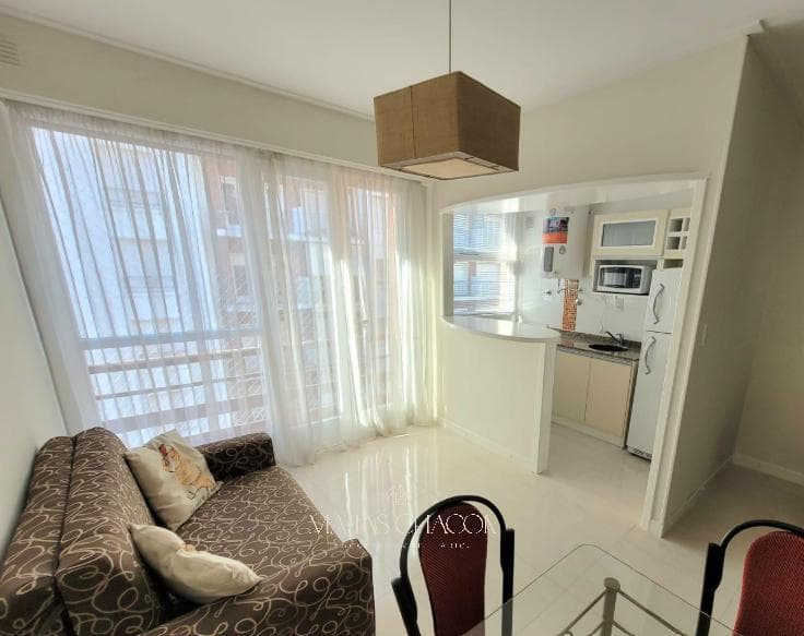 One-room apartment facing the street, with French bacon, recycled