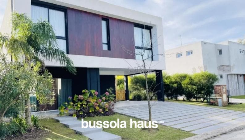House for sale: 3 bedrooms, inner lot with boat slip in Vila Marina 1
