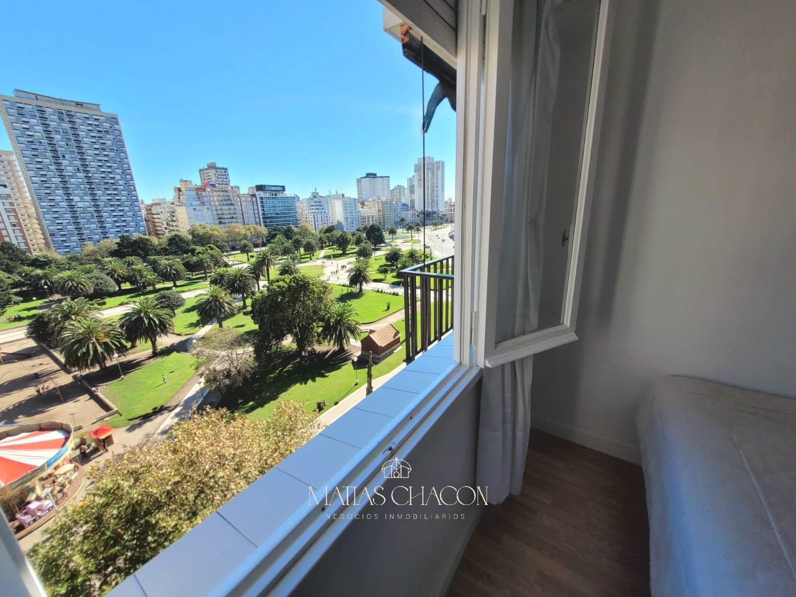 3-room apartment facing the street with a full view of Plaza Colón