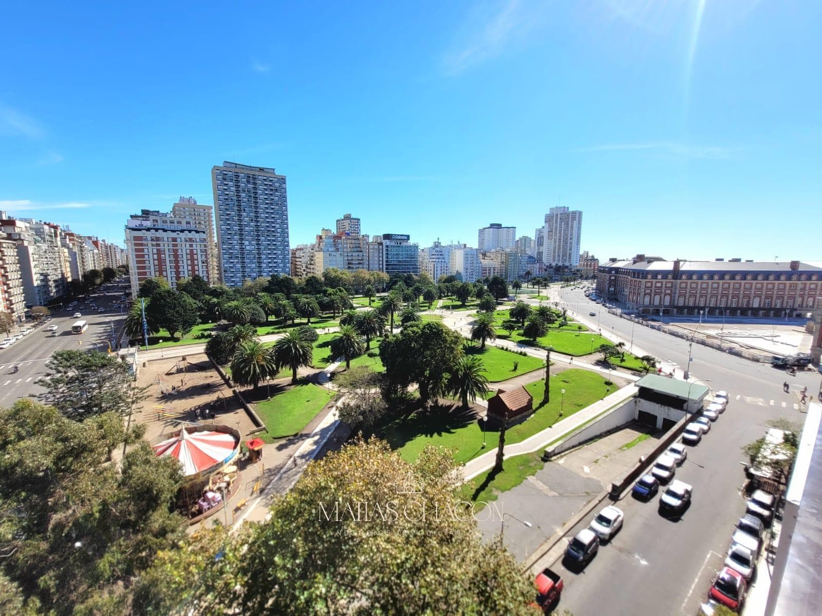 3-room apartment facing the street with a full view of Plaza Colón