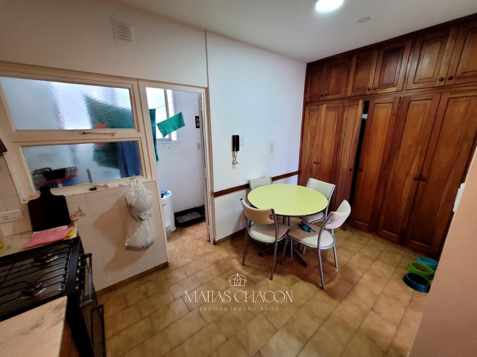 3-room apartment facing the street with a full view of Plaza Colón