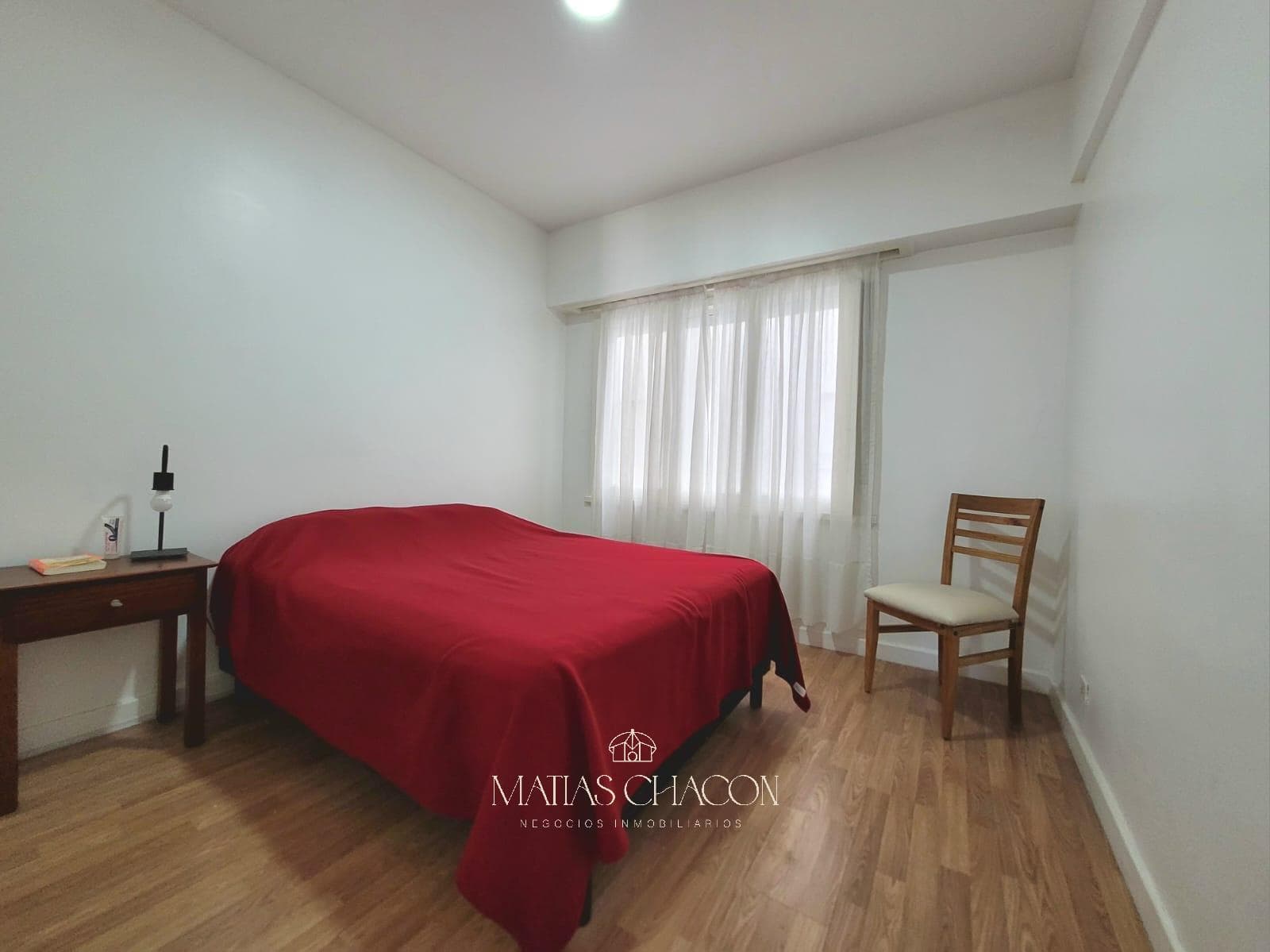 3-room apartment facing the street with a full view of Plaza Colón