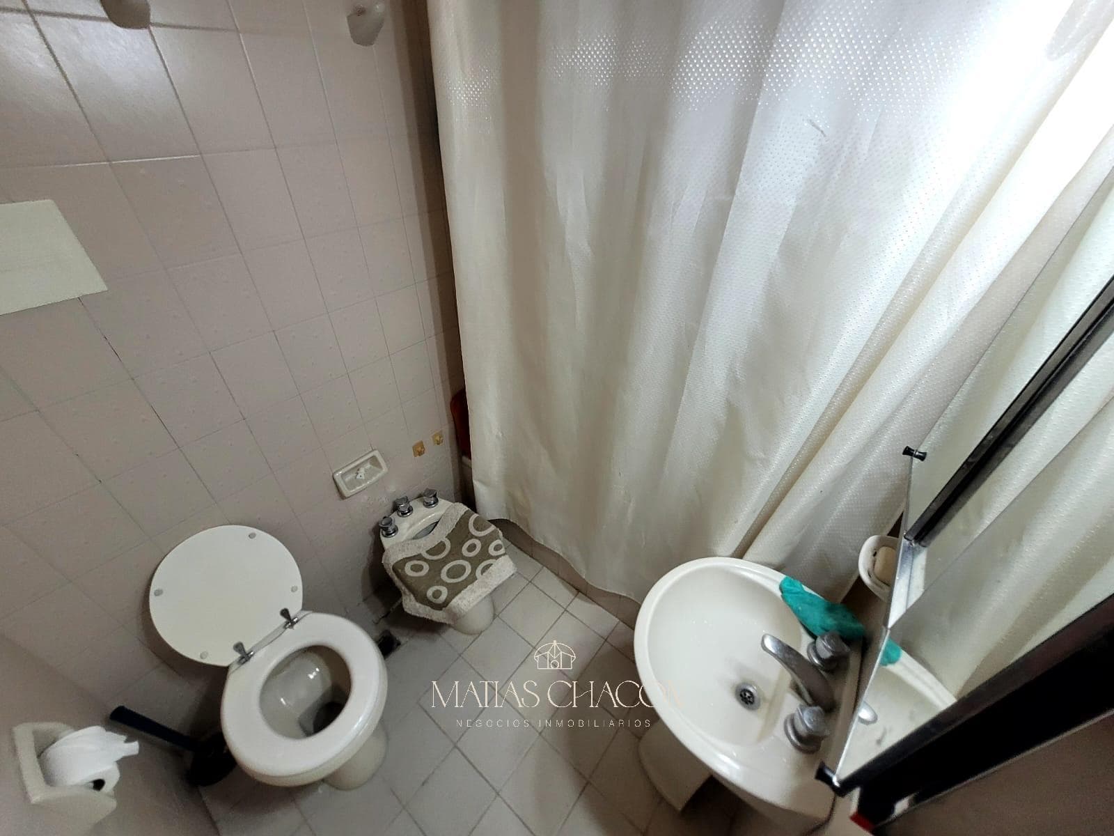 3-room apartment facing the street with a full view of Plaza Colón