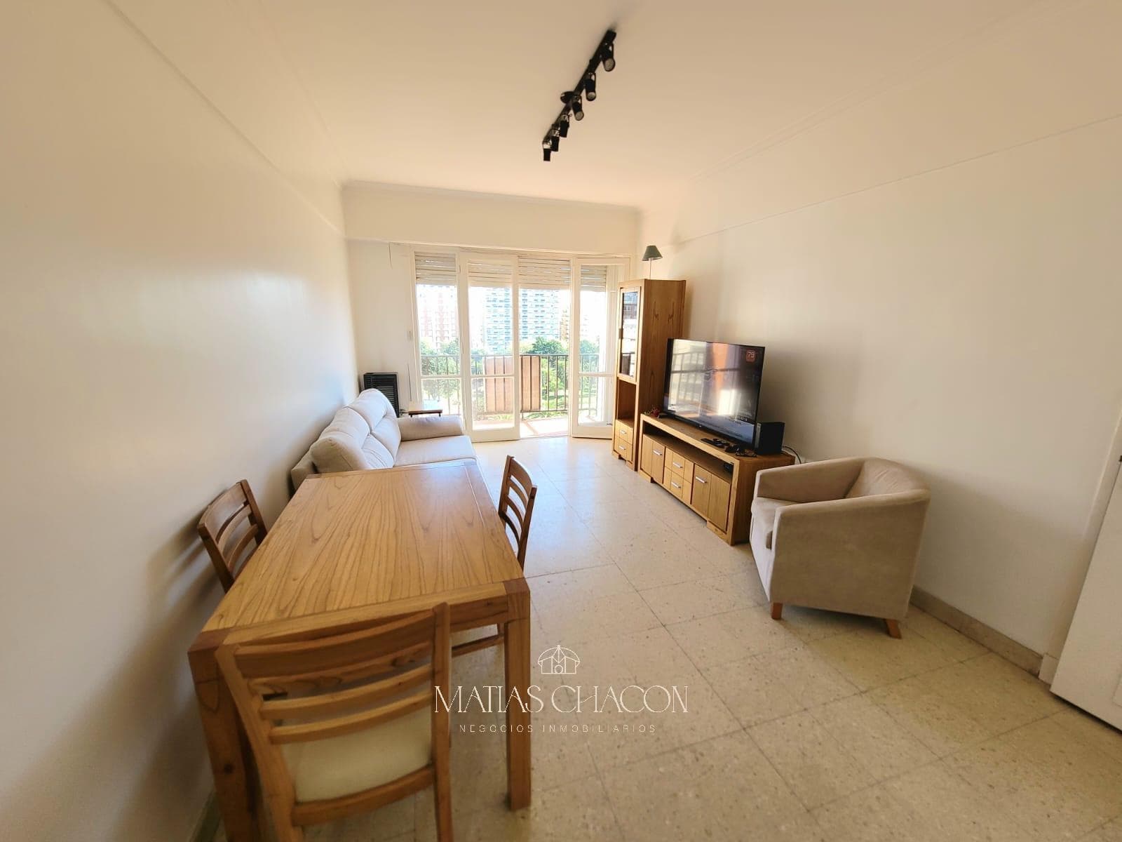 3-room apartment facing the street with a full view of Plaza Colón