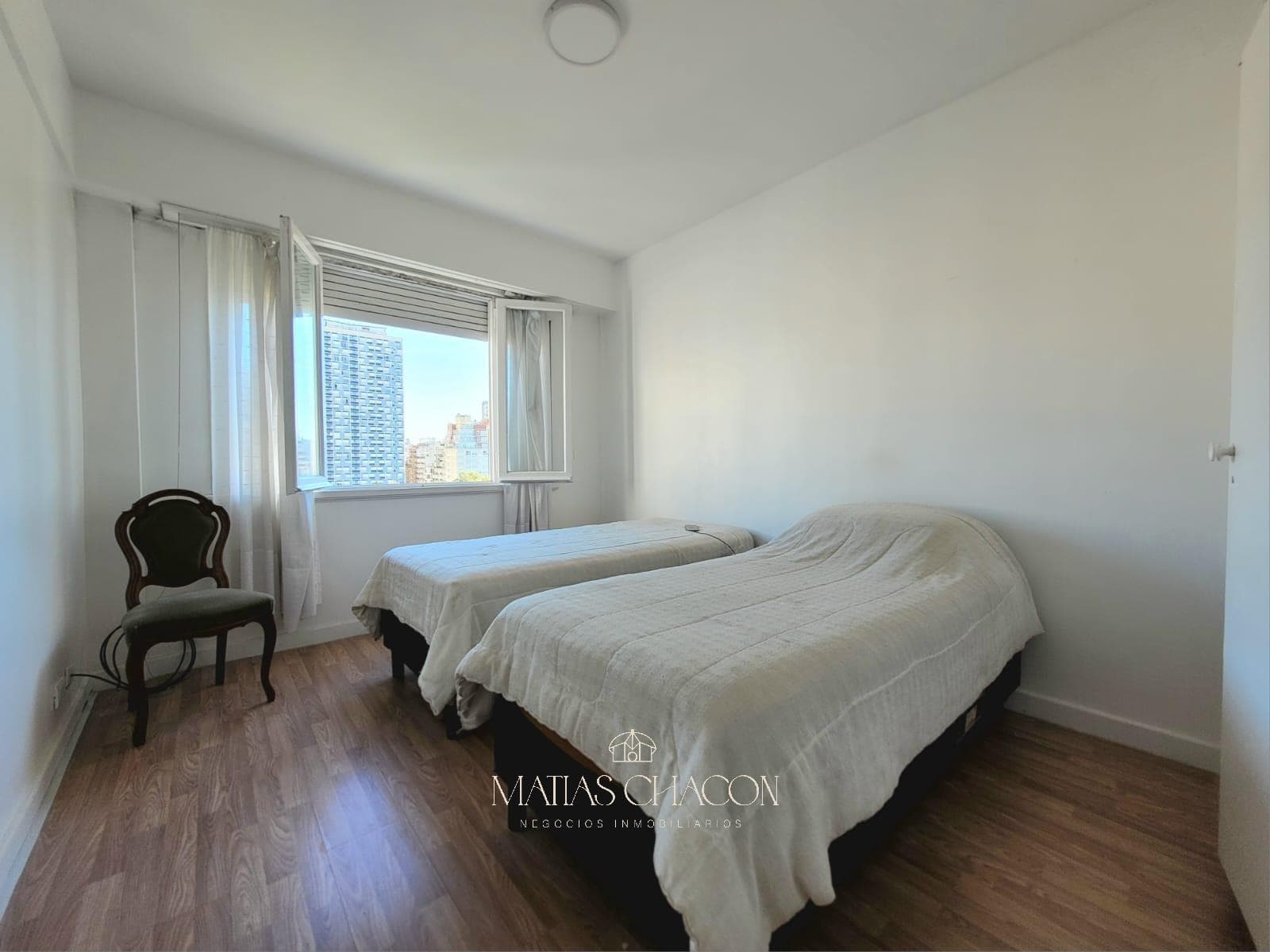 3-room apartment facing the street with a full view of Plaza Colón