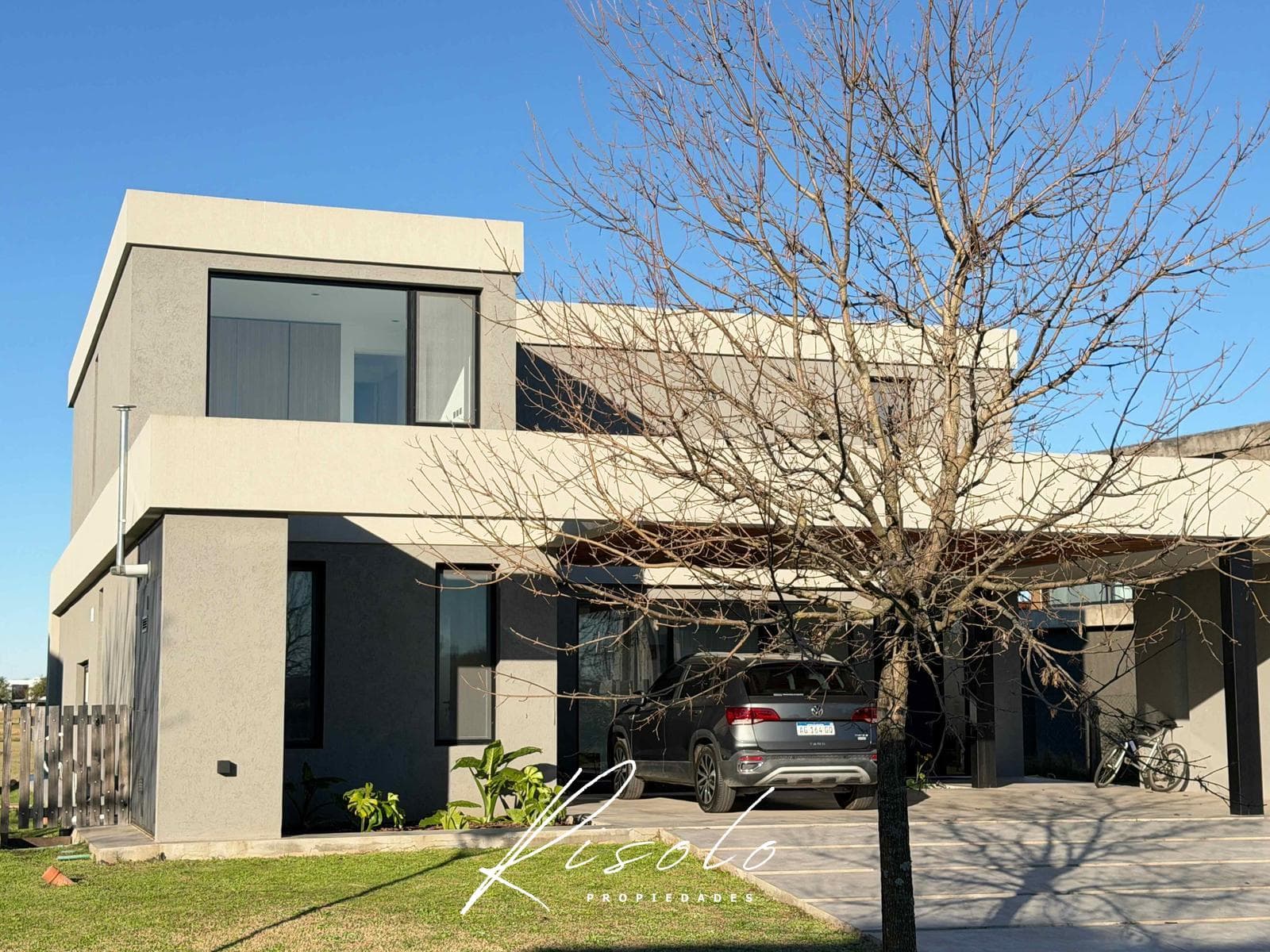 House for sale. Gated community overlooking the golf course. Escobar