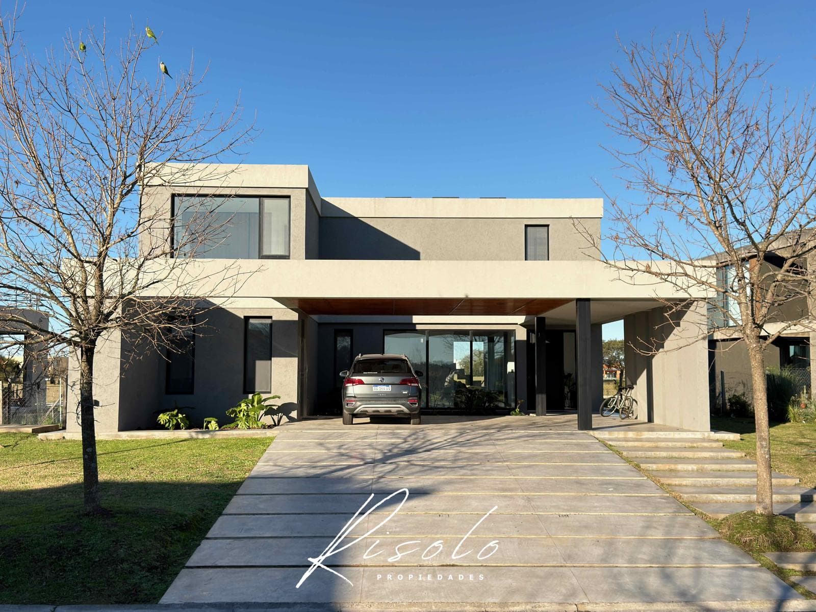 House for sale. Gated community overlooking the golf course. Escobar