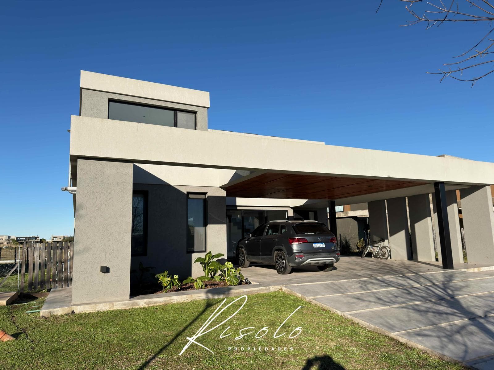 House for sale. Gated community overlooking the golf course. Escobar