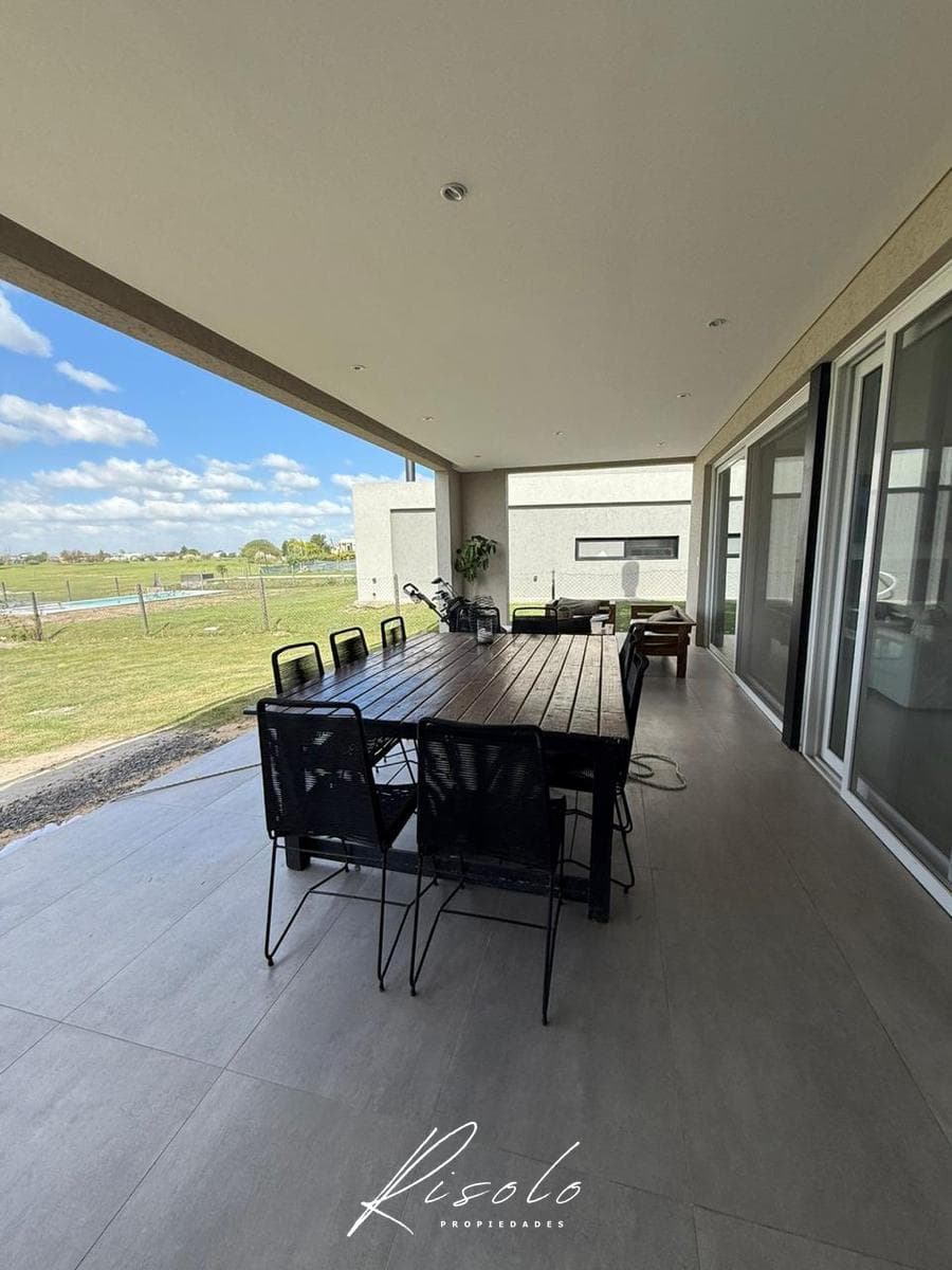 House for sale. Gated community backing onto the golf course. Escobar