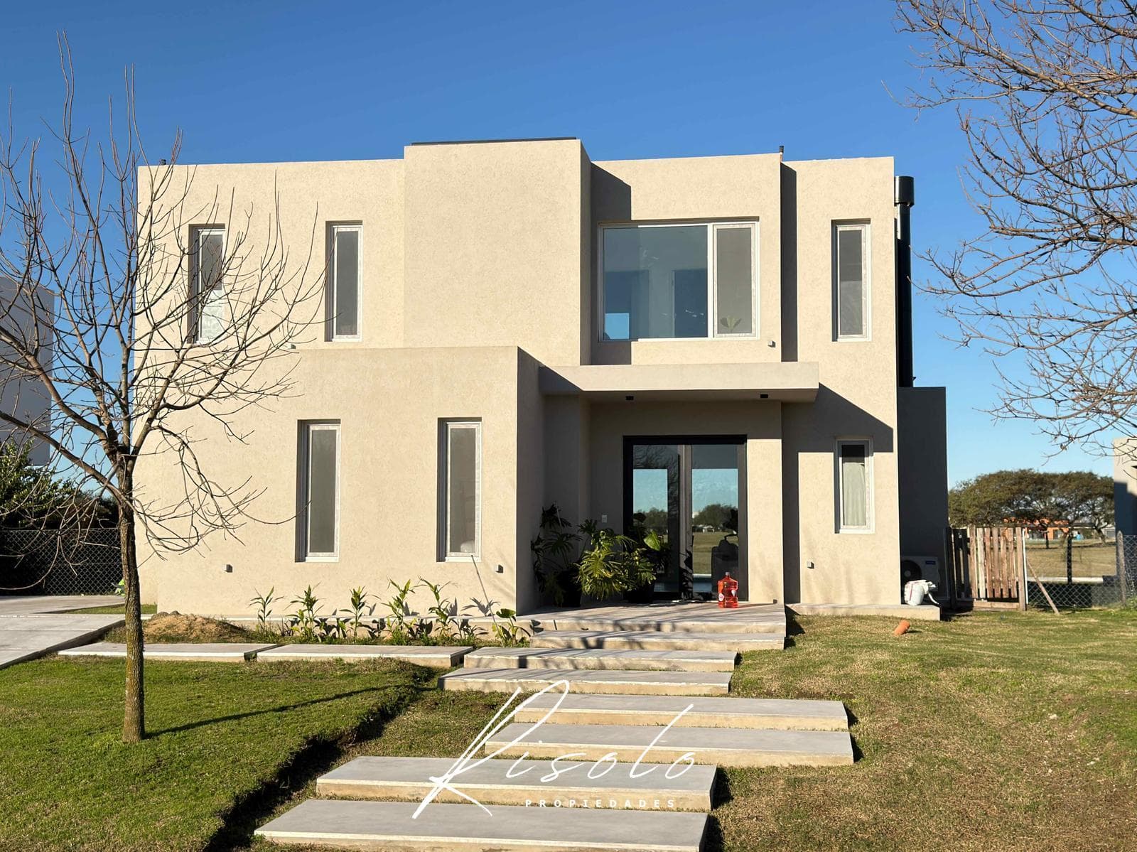 House for sale. Gated community backing onto the golf course. Escobar
