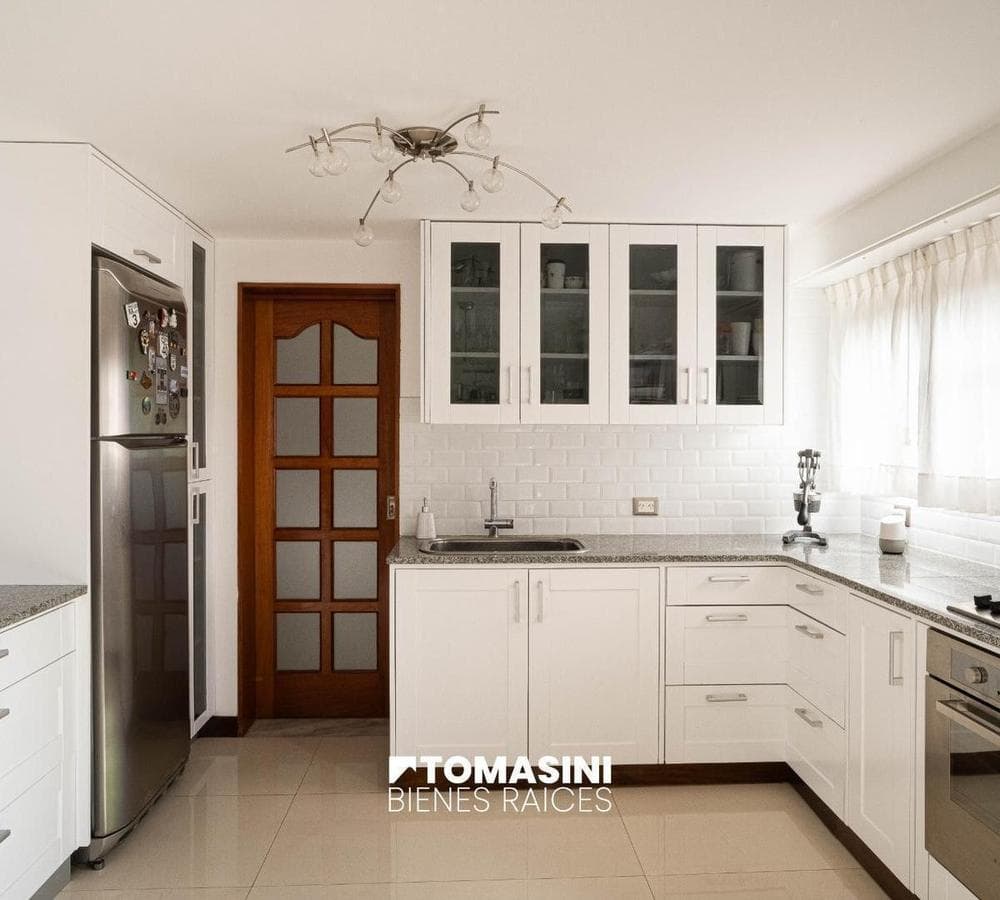 CHALET DE 4 AMBIENTES CON GARAGE, PARQUE Y PISCINA