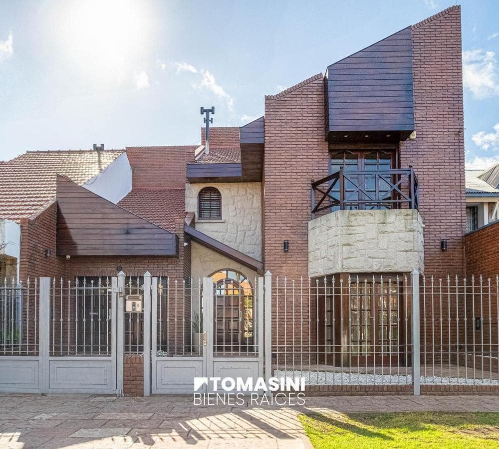 CHALET DE 4 AMBIENTES CON GARAGE, PARQUE Y PISCINA