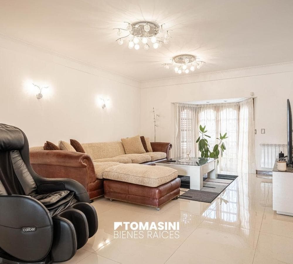 CHALET DE 4 AMBIENTES CON GARAGE, PARQUE Y PISCINA