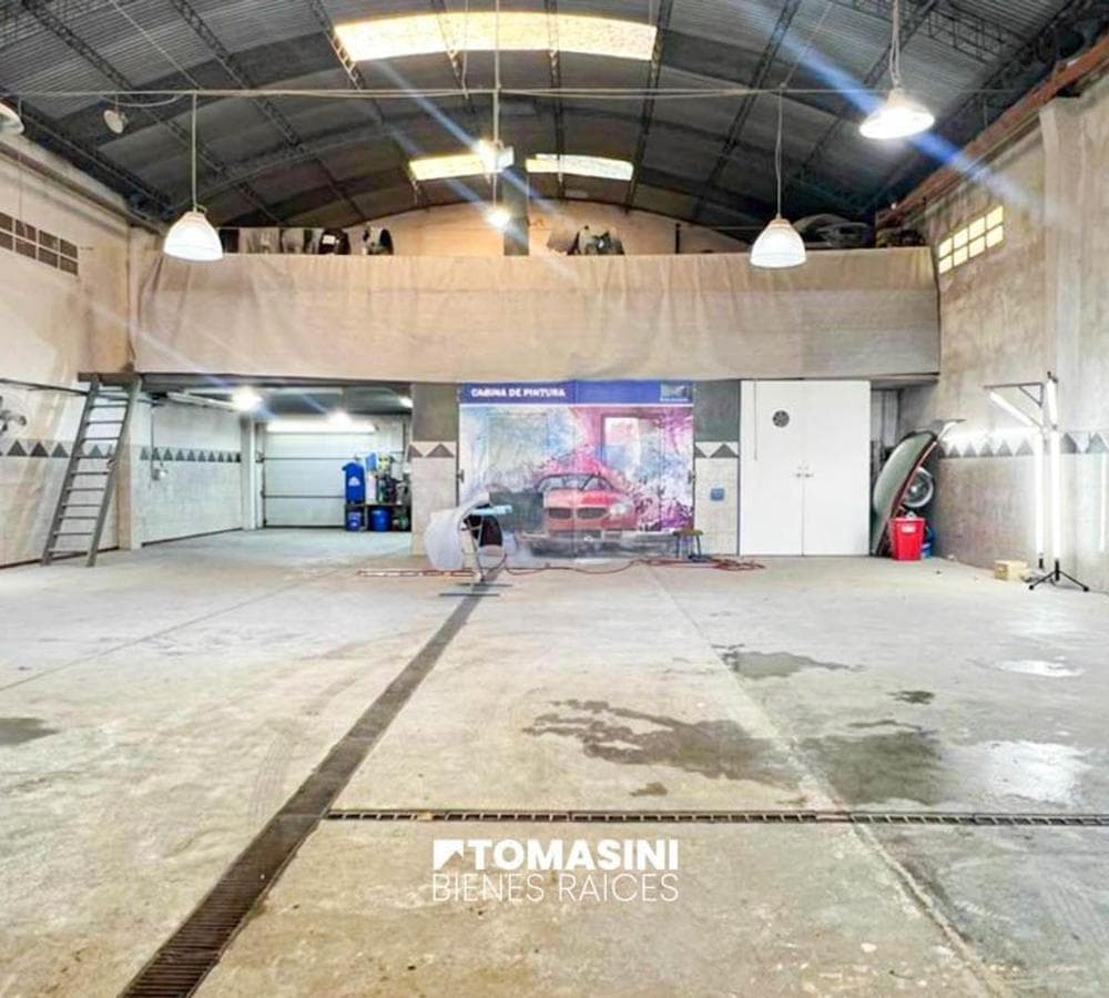 13 m x 25 m warehouse