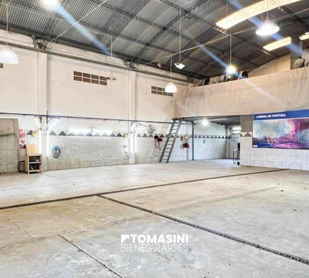 13 m x 25 m warehouse
