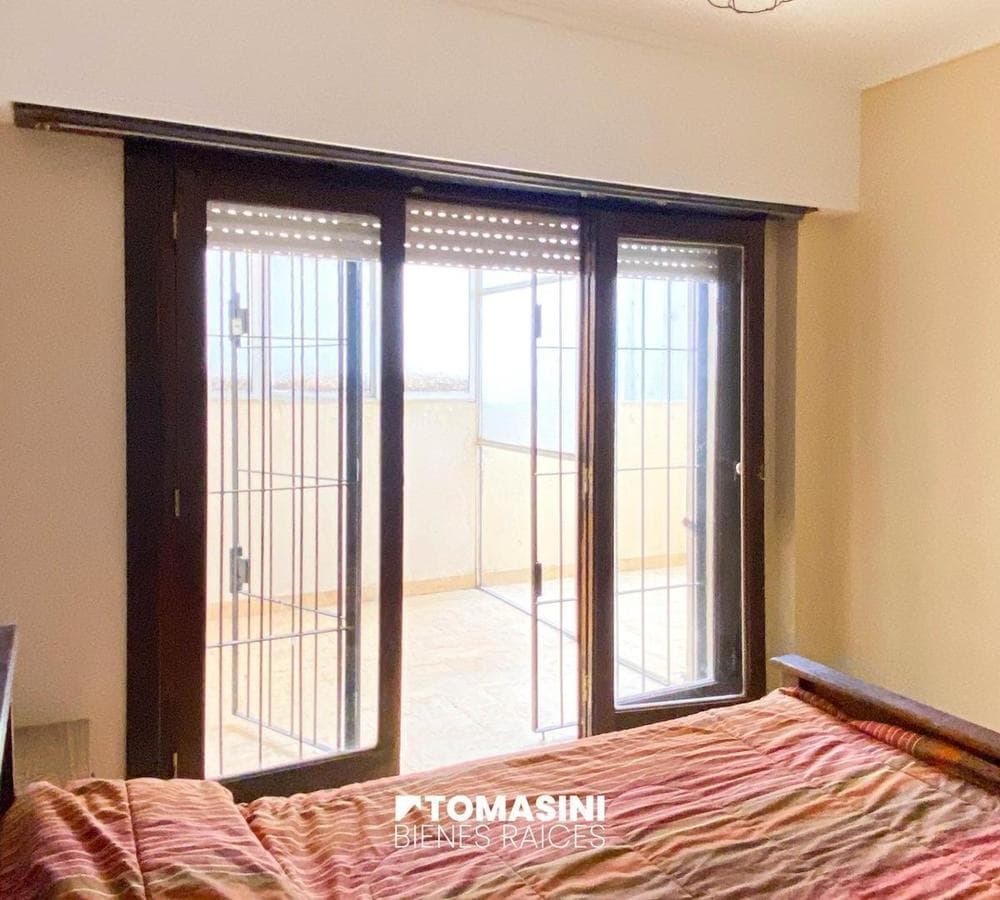 TWO-ROOM APARTMENT FACING THE STREET