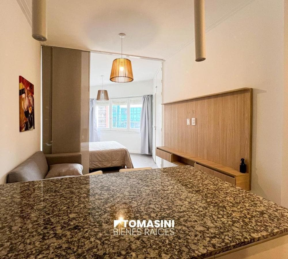 ONE-ROOM APARTMENT FACING THE STREET