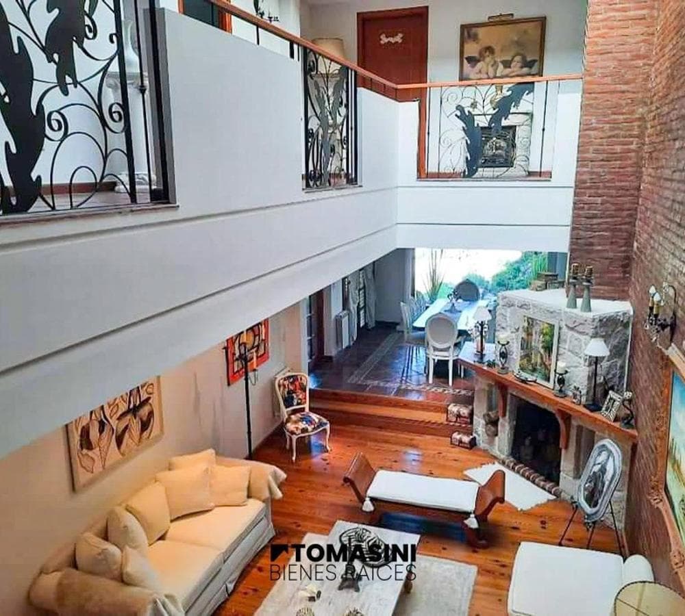 5-ROOM VILLA WITH A SWIMMING POOL, SPANNING 2 STORIES