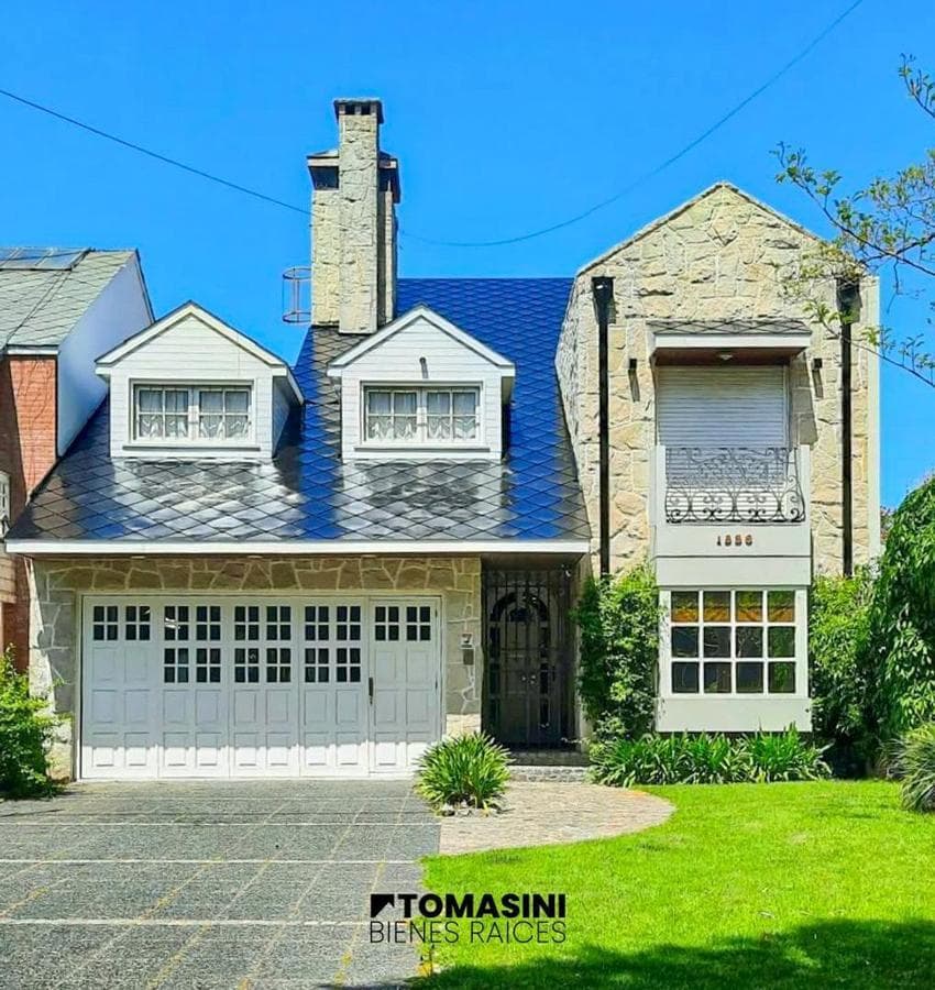 5-ROOM VILLA WITH A SWIMMING POOL, SPANNING 2 STORIES