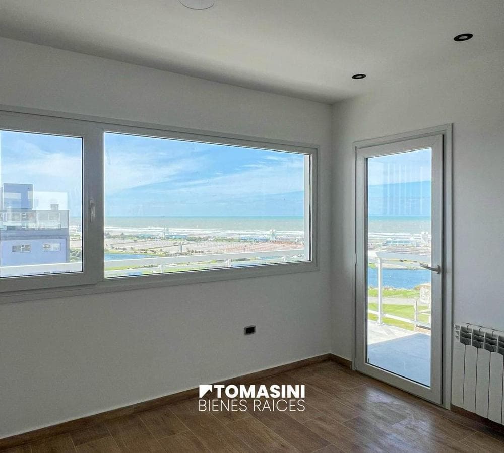 3-Room Apartment on Calle C with Balcony, Ready to Move In + Optional Garage.