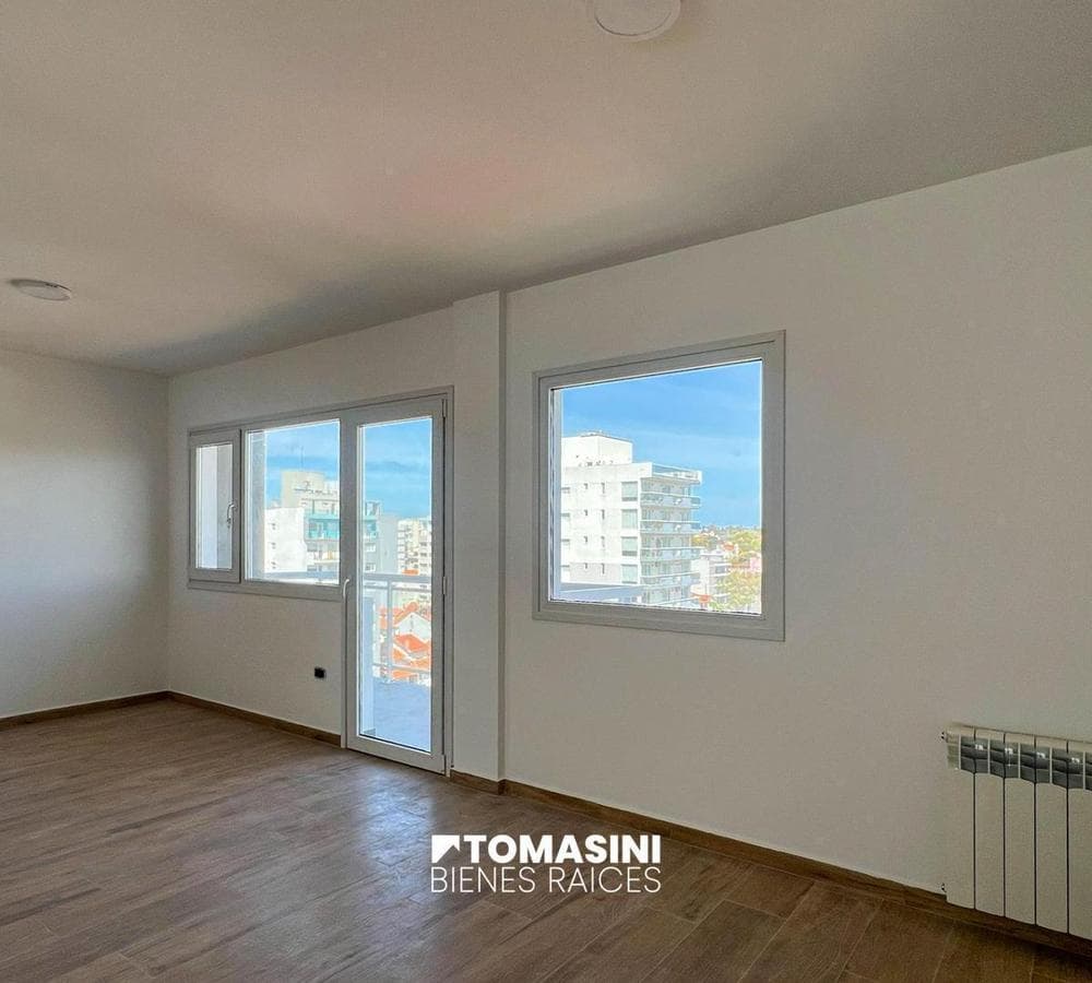 2-Room Apartment on Calle C with Balcony, Ready to Move In + Optional Garage.