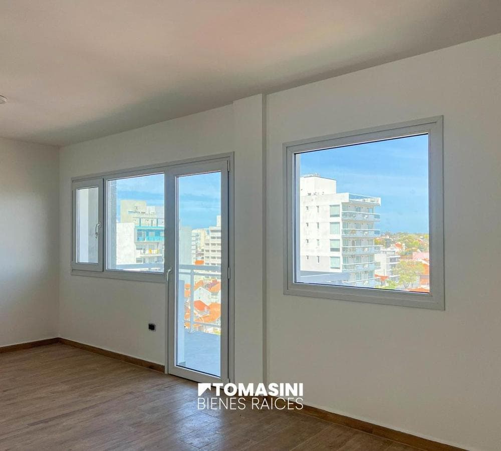2-Room Apartment on Calle C with Balcony, Ready to Move In + Optional Garage.