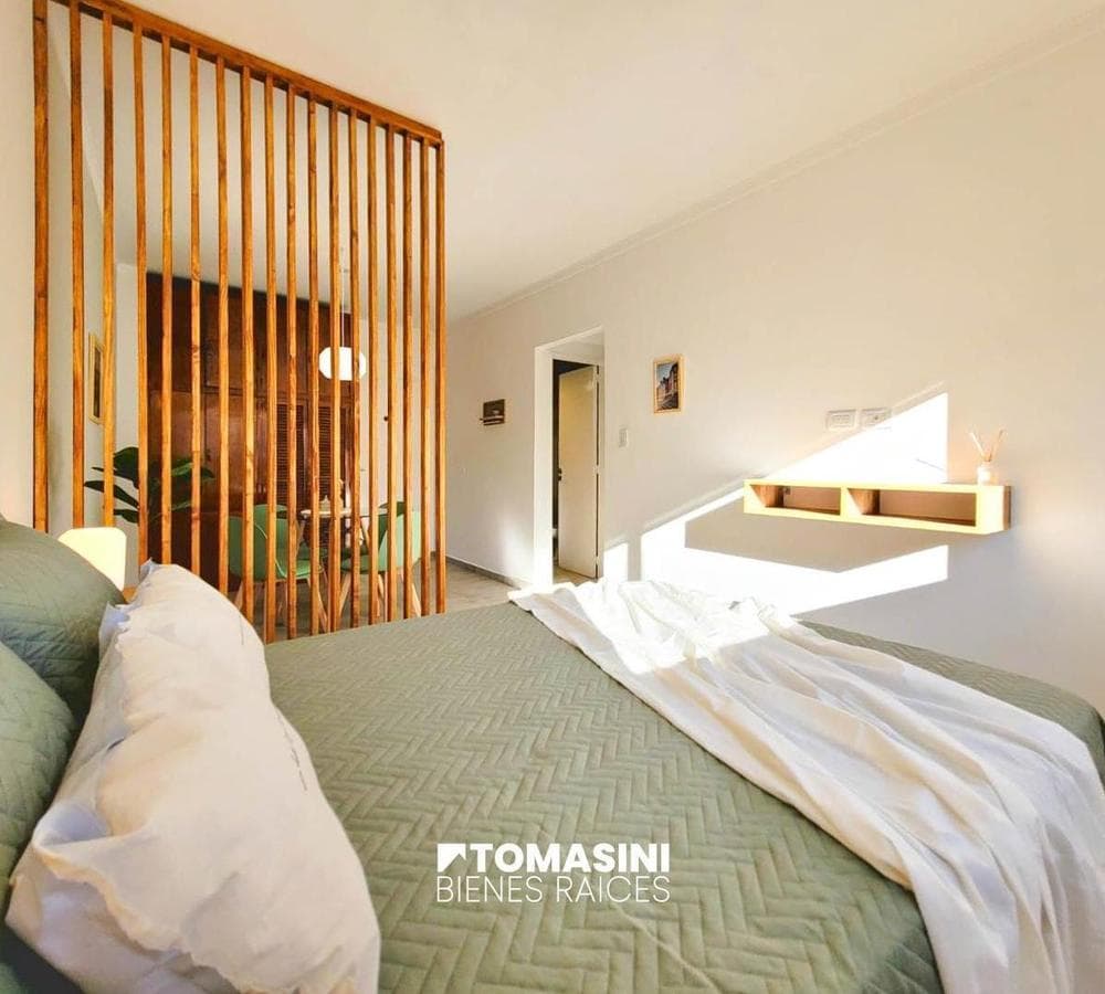 ONE-ROOM APARTMENT FACING THE STREET