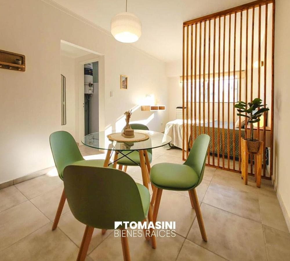 ONE-ROOM APARTMENT FACING THE STREET