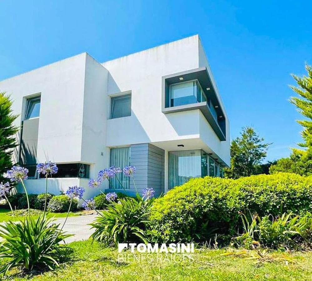 ARENAS DEL SUR—5-ROOM HOUSE ON TWO STORIES