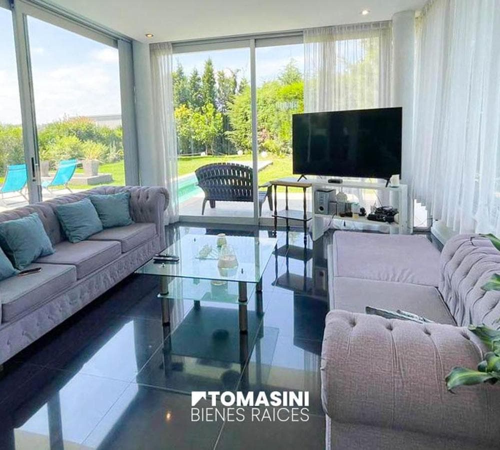 ARENAS DEL SUR—5-ROOM HOUSE ON TWO STORIES