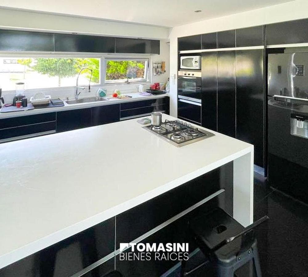 ARENAS DEL SUR—5-ROOM HOUSE ON TWO STORIES